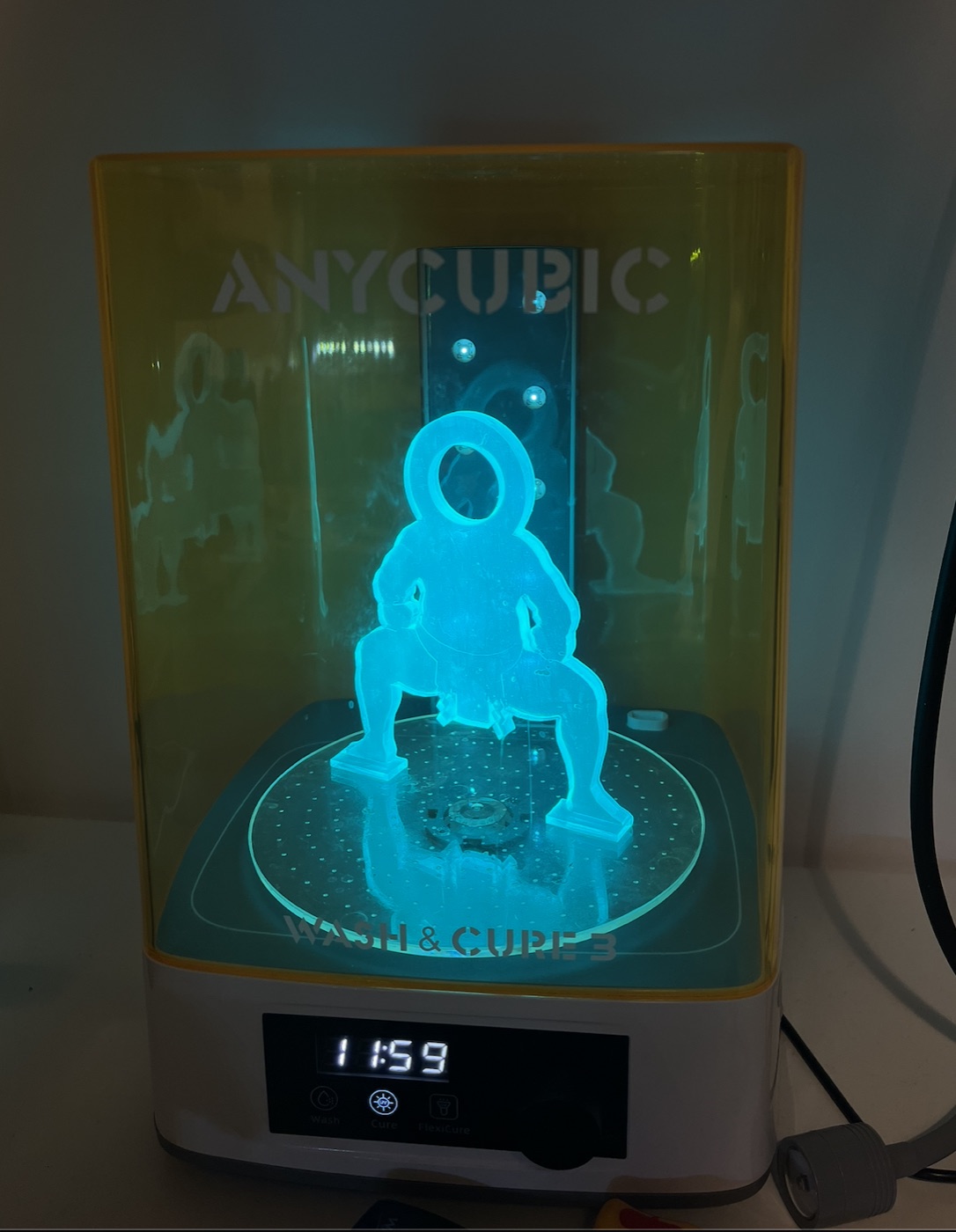 Model utwardzany światłem UV w komorze Anycubic Wash & Cure